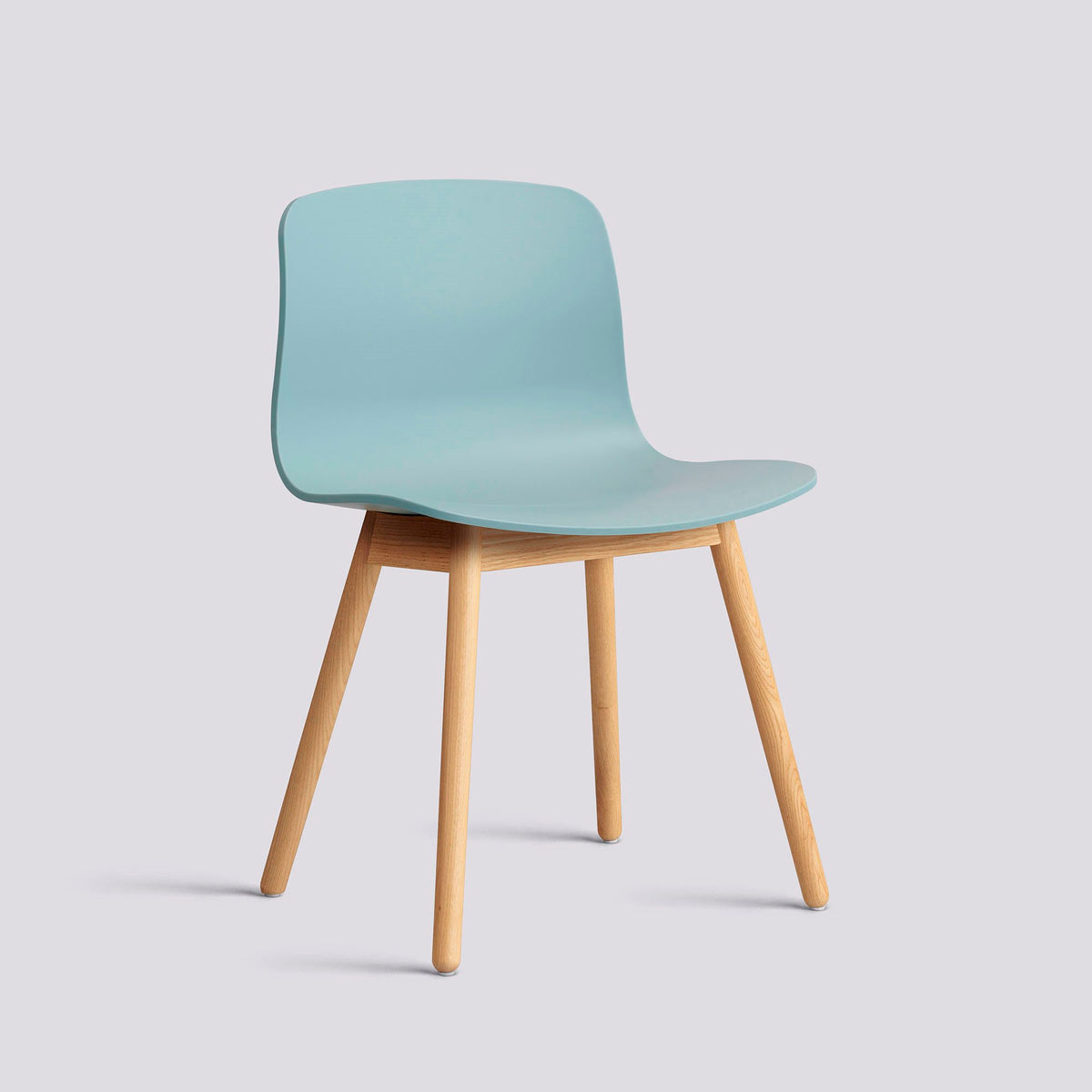 Chaise About A Chair AAC 12 de Hee Welling - Hay-Polypropylène recyclé Dusty blue, chêne massif laqué à l&