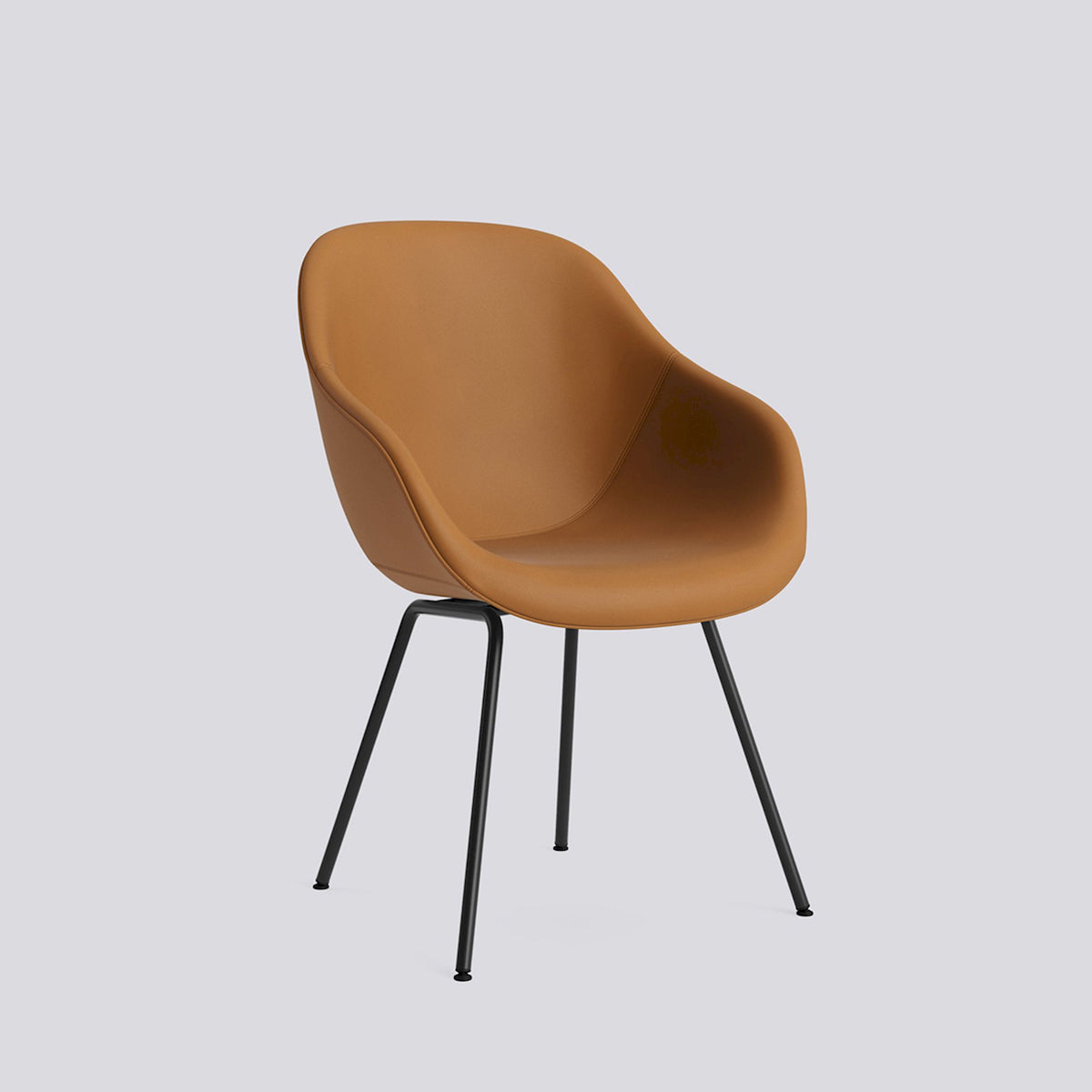 Chaise About A Chair AAC 127 de Hee Welling - Hay-Garnissage intégral Sense Cognac, acier thermolaqué noir, piètement 4 pieds-The Woods Gallery