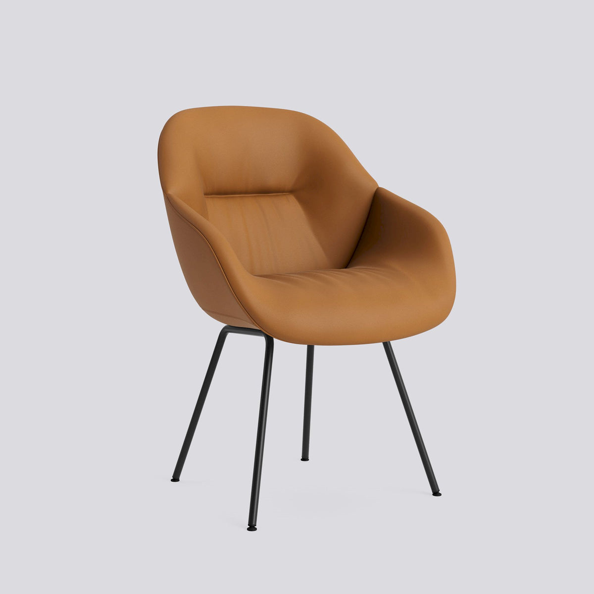 Chaise About A Chair AAC 127 de Hee Welling - Hay-Garnissage intégral matelassé Sense Cognac, acier thermolaqué noir, piètement 4 pieds-The Woods Gallery