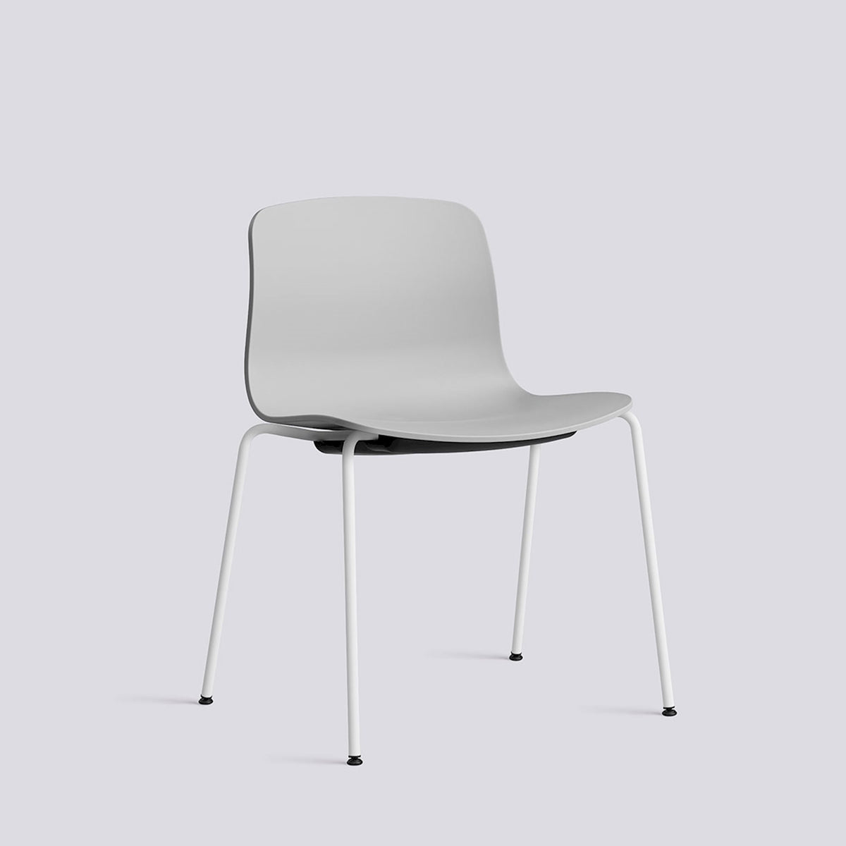 Chaise About A Chair AAC 16 de Hee Welling - Hay-Polypropylène recyclé Concrete grey, acier thermolaqué blanc, piètement 4 pieds-The Woods Gallery