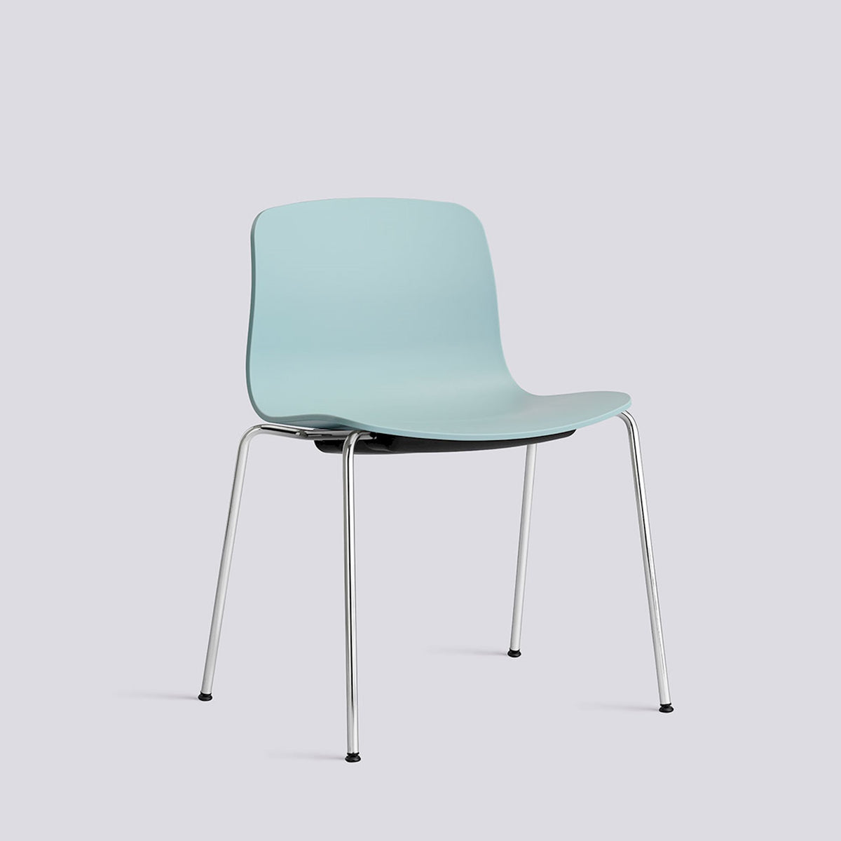 Chaise About A Chair AAC 16 de Hee Welling - Hay-Polypropylène recyclé Dusty blue, acier chromé, piètement 4 pieds-The Woods Gallery