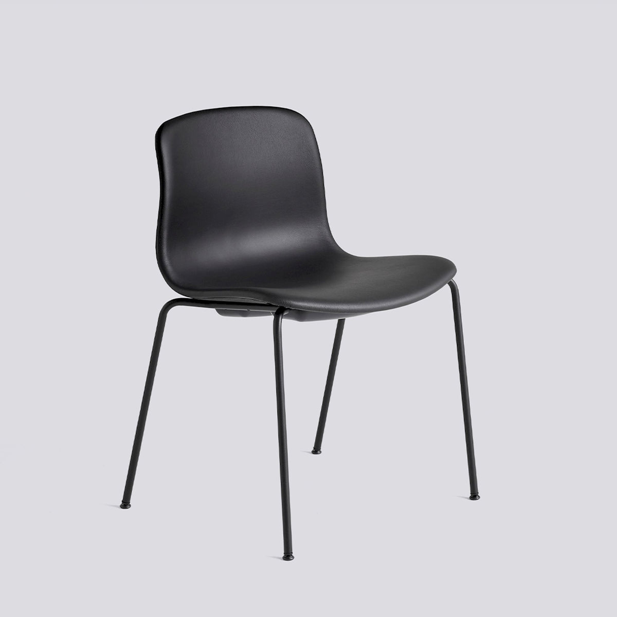 Chaise About A Chair AAC 17 de Hee Welling - Hay-Garnissage intégral Sierra SI1001, acier thermolaqué noir, piètement 4 pieds-The Woods Gallery
