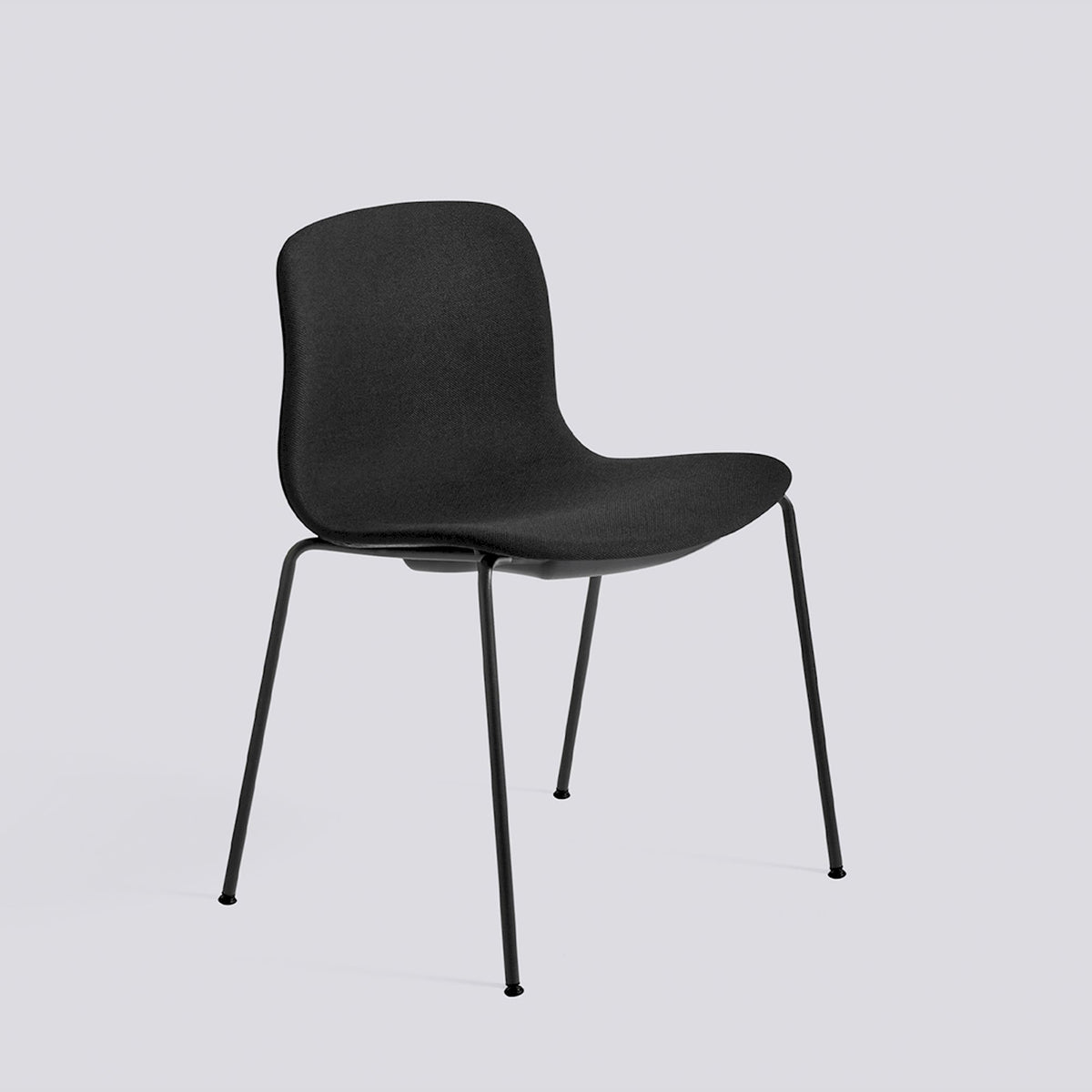 Chaise About A Chair AAC 17 de Hee Welling - Hay-Garnissage intégral Steelcut 190, acier thermolaqué noir, piètement 4 pieds-The Woods Gallery