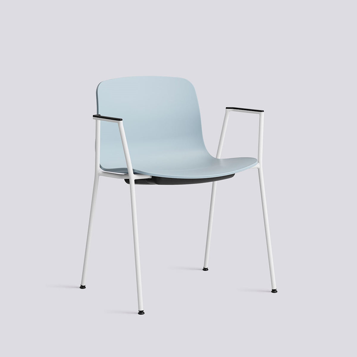 Chaise About A Chair AAC 18 de Hee Welling - Hay-Polypropylène recyclé Slate blue, acier thermolaqué blanc, piètement 4 pieds-The Woods Gallery