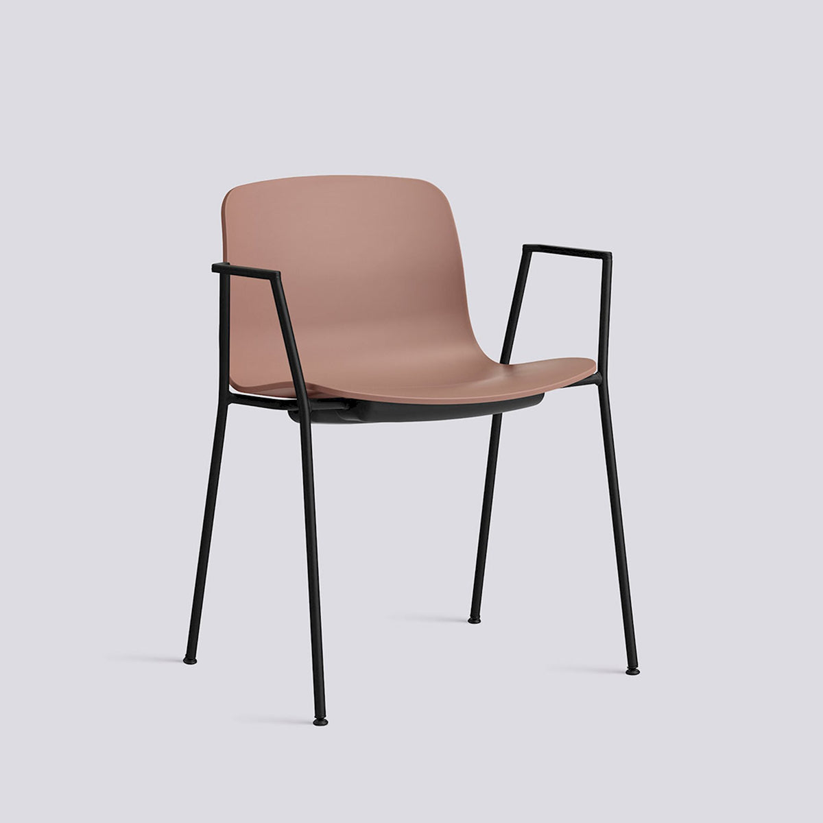Chaise About A Chair AAC 18 de Hee Welling - Hay-Polypropylène recyclé Soft brick, acier thermolaqué noir, piètement 4 pieds-The Woods Gallery