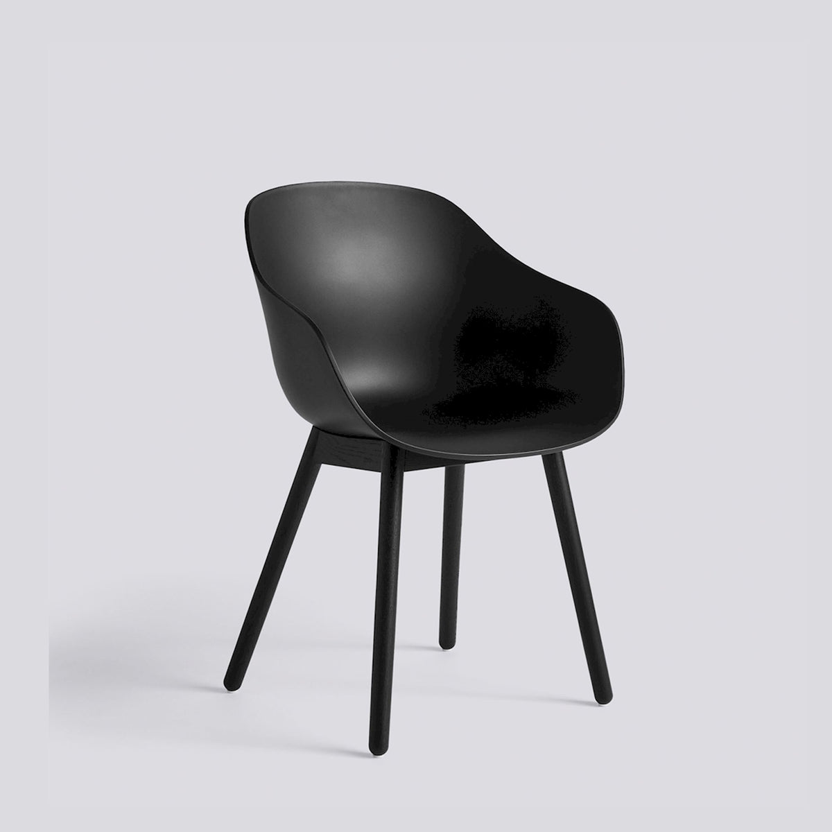 Chaise About A Chair AAC 212 de Hee Welling - Hay-Polypropylène recyclé noir, chêne massif laqué à l&