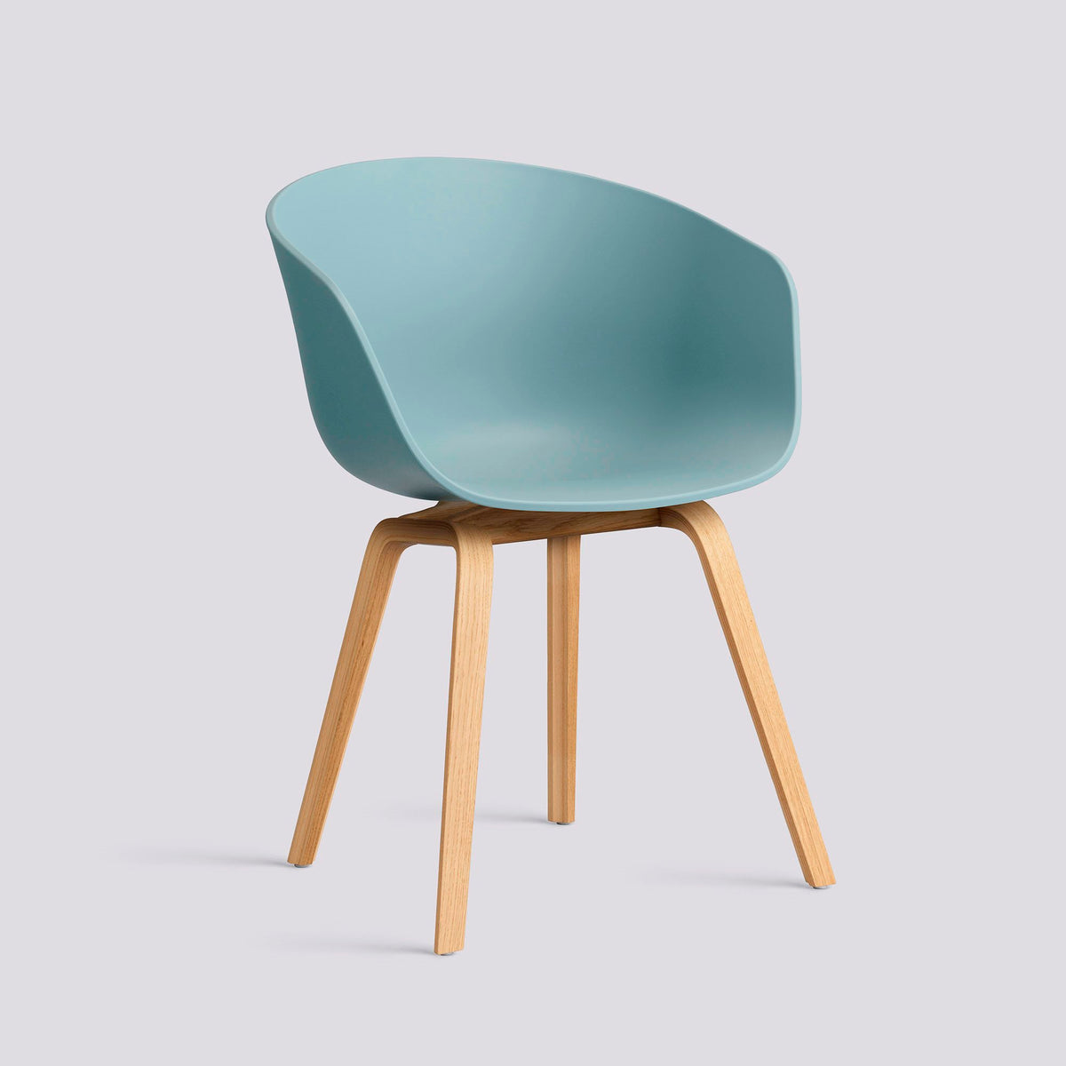 Chaise About A Chair AAC 22 de Hee Welling - Hay-Polypropylène recyclé Dusty blue, placage de chêne laqué à l&