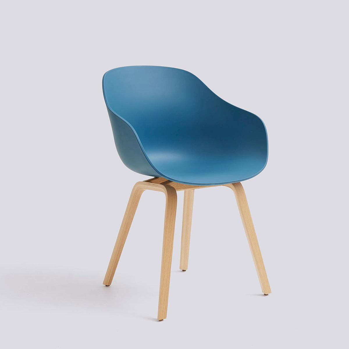 Chaise About A Chair AAC 222 de Hee Welling - Hay-Polypropylène recyclé Azure blue, placage de chêne laqué à l&