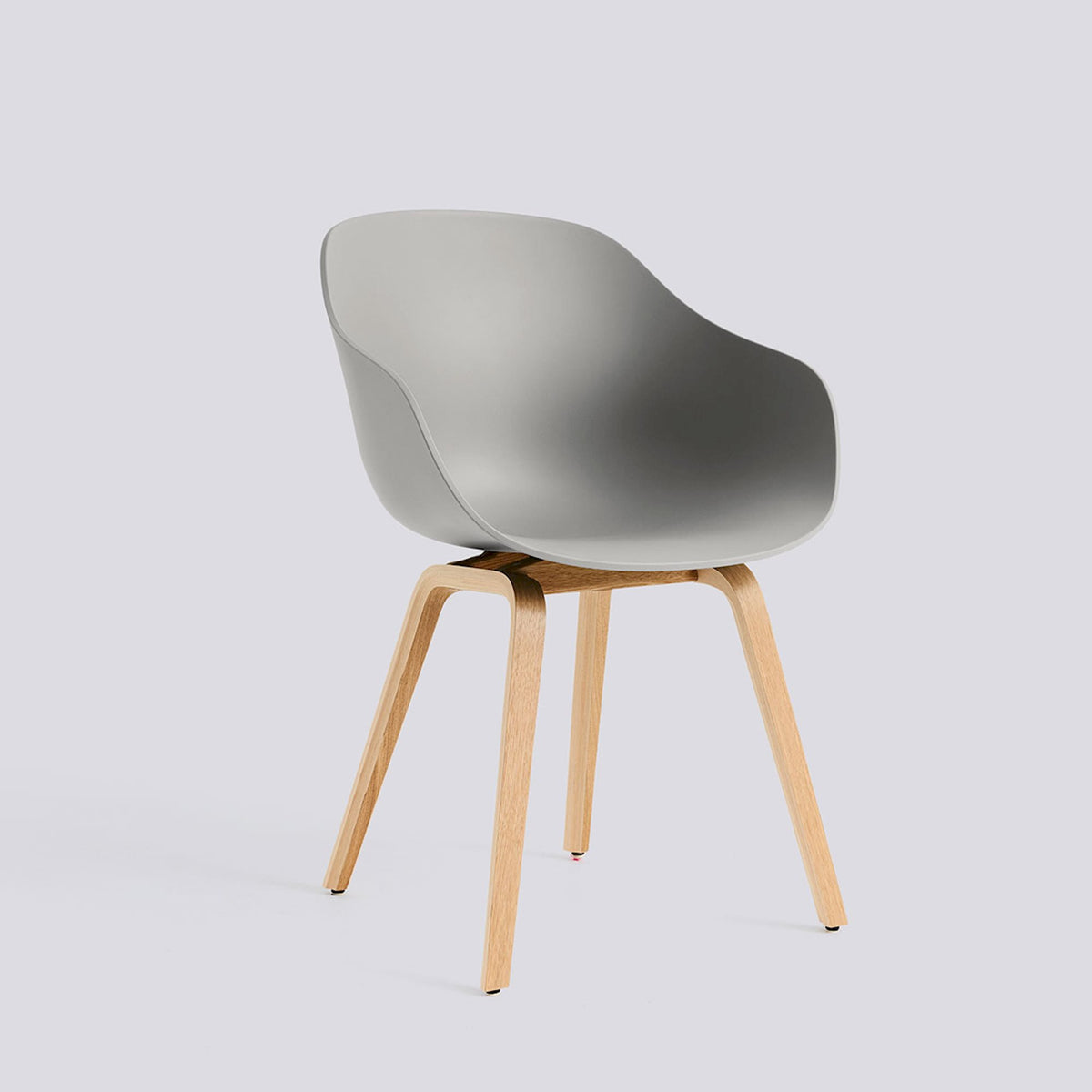 Chaise About A Chair AAC 222 de Hee Welling - Hay-Polypropylène recyclé Concrete grey, placage de chêne laqué à l&