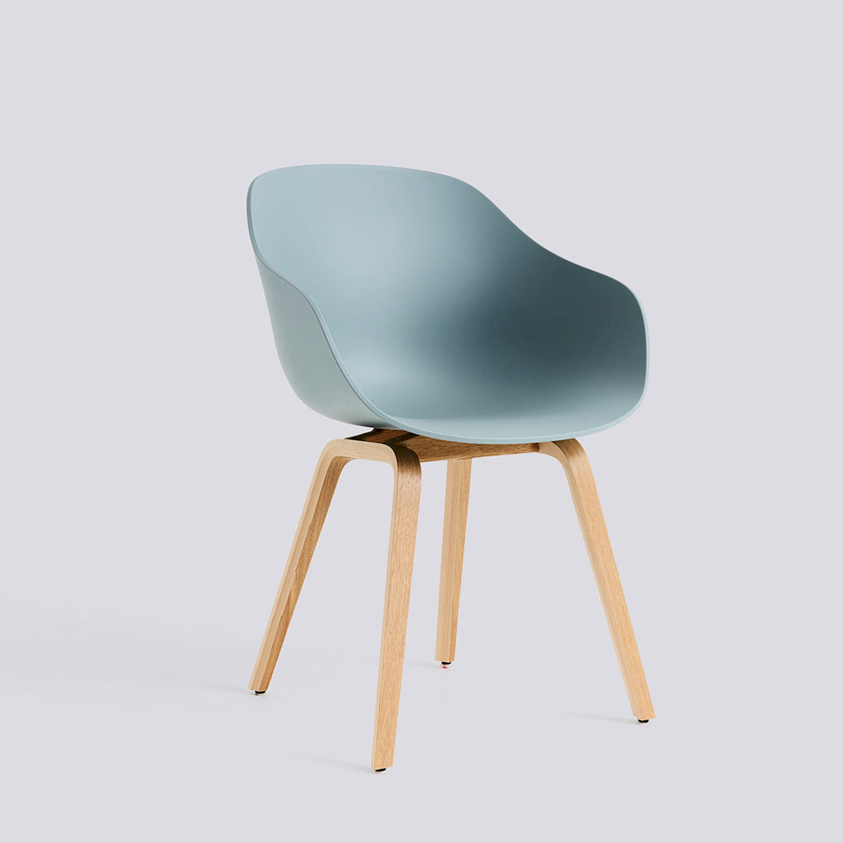 Chaise About A Chair AAC 222 de Hee Welling - Hay-Polypropylène recyclé Dusty blue, placage de chêne laqué à l&