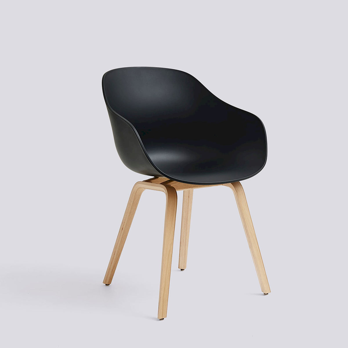 Chaise About A Chair AAC 222 de Hee Welling - Hay-Polypropylène recyclé noir, placage de chêne laqué à l&