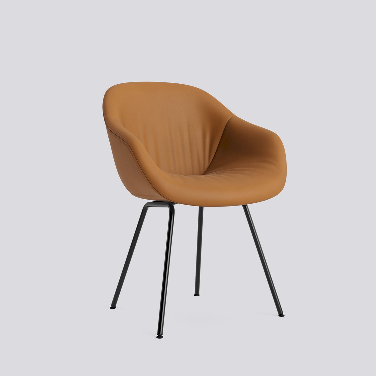 Chaise About A Chair AAC 227 de Hee Welling - Hay-Garnissage intégral matelassé Sense Cognac, acier thermolaqué noir, piètement 4 pieds-The Woods Gallery