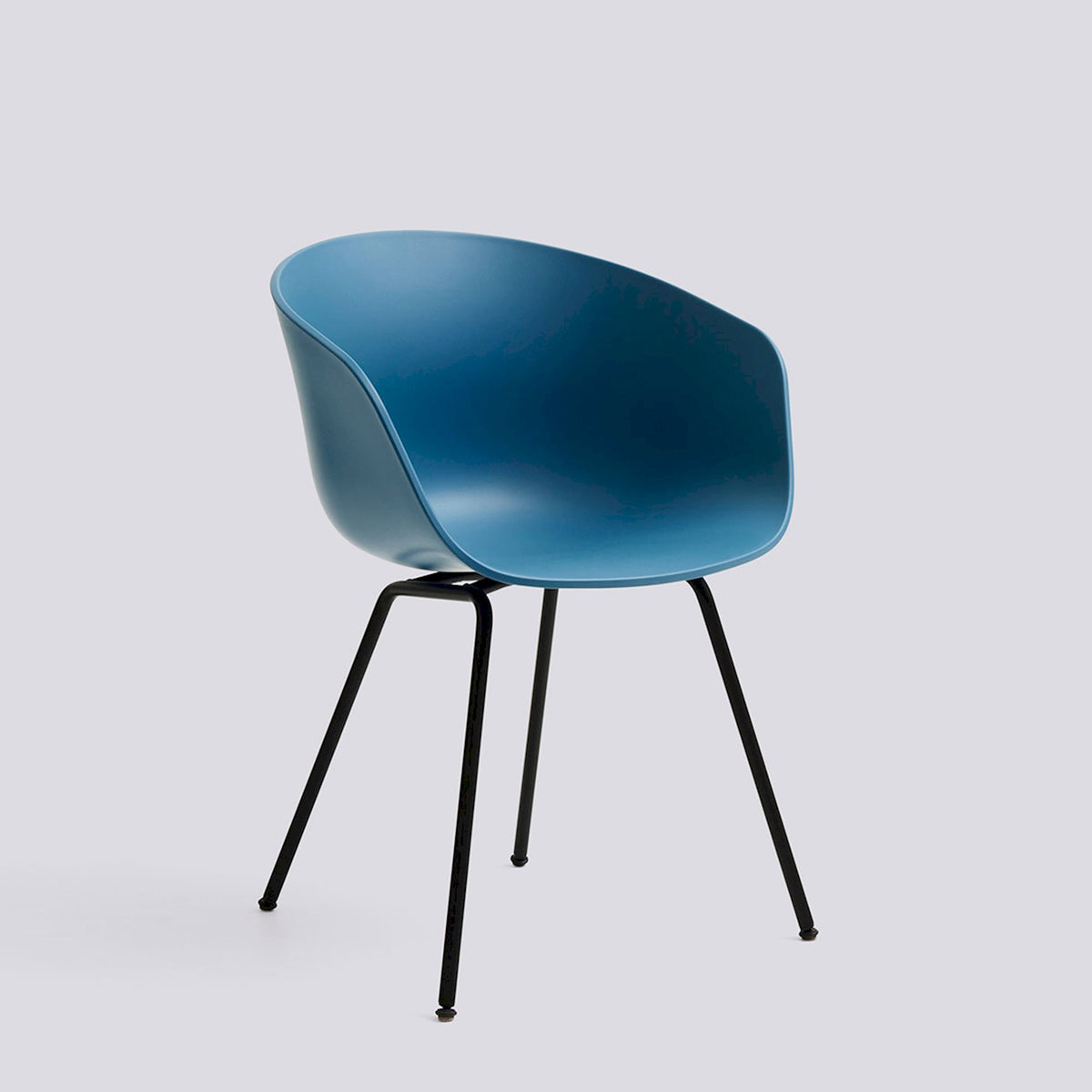 Chaise About A Chair AAC 26 de Hee Welling - Hay-Polypropylène recyclé Azure blue, acier thermolaqué noir, piètement 4 pieds-The Woods Gallery