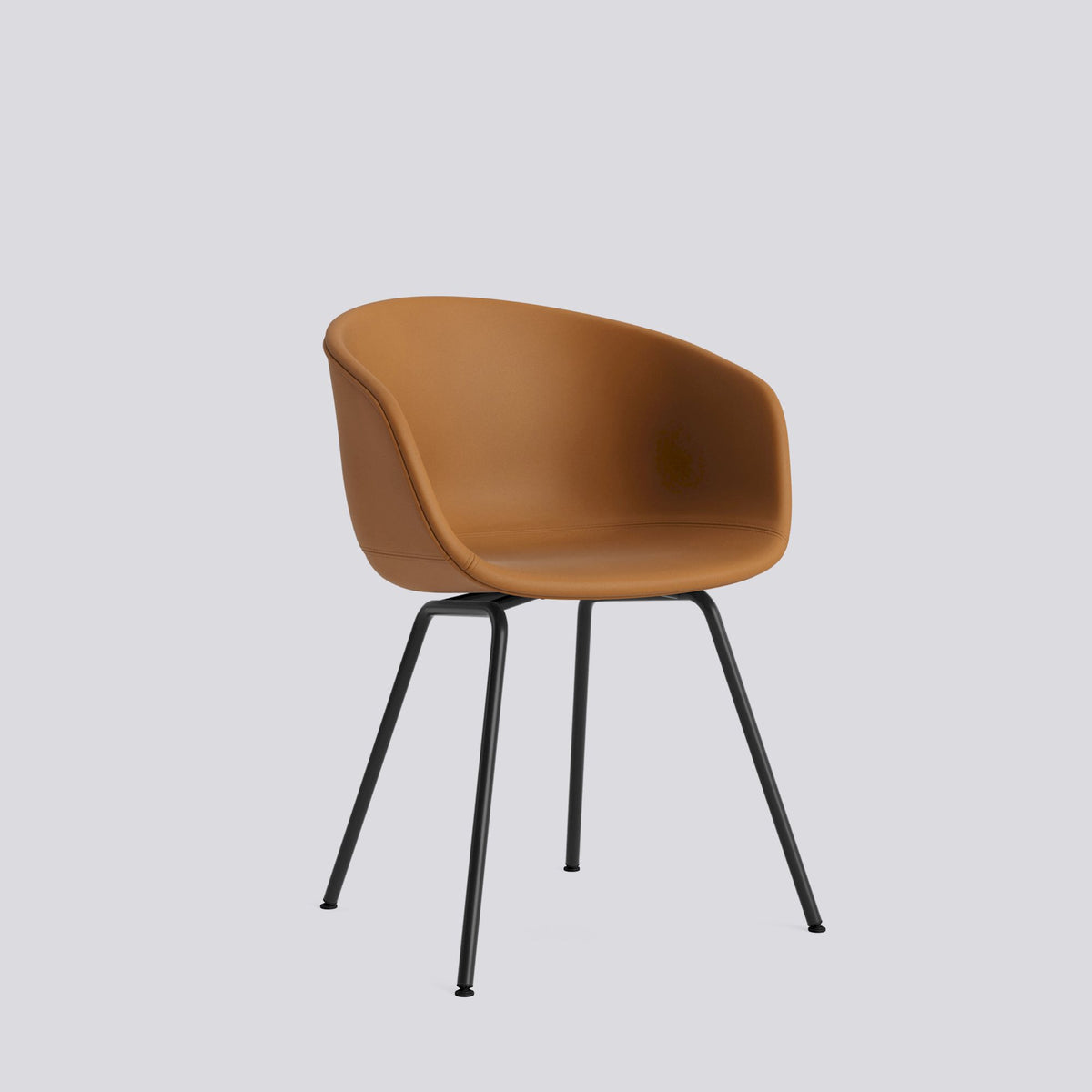 Chaise About A Chair AAC 27 de Hee Welling - Hay-Garnissage intégral Sense Cognac, acier thermolaqué noir, piètement 4 pieds-The Woods Gallery