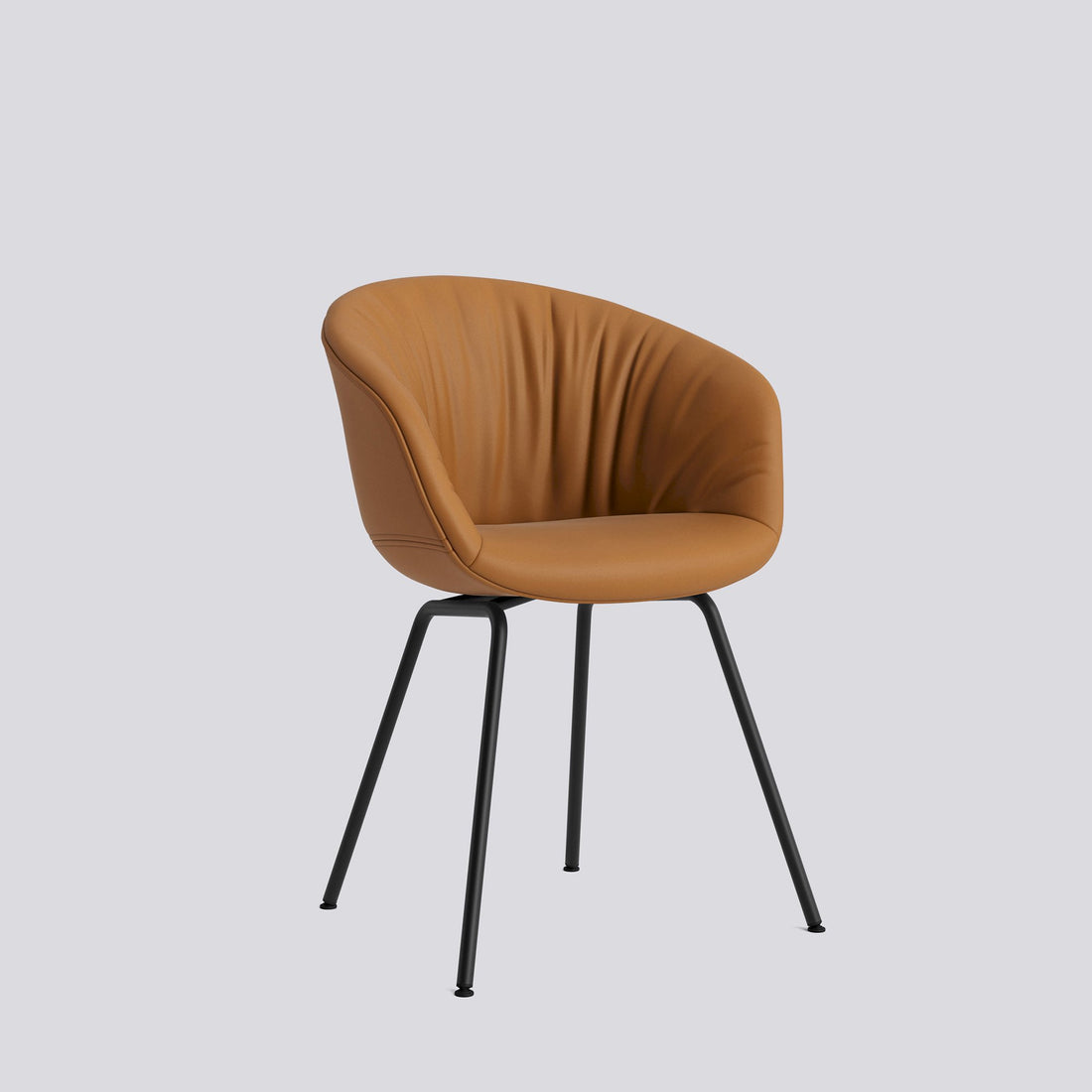 Chaise About A Chair AAC 27 de Hee Welling - Hay-Garnissage intégral matelassé Sense Cognac, acier thermolaqué noir, piètement 4 pieds-The Woods Gallery