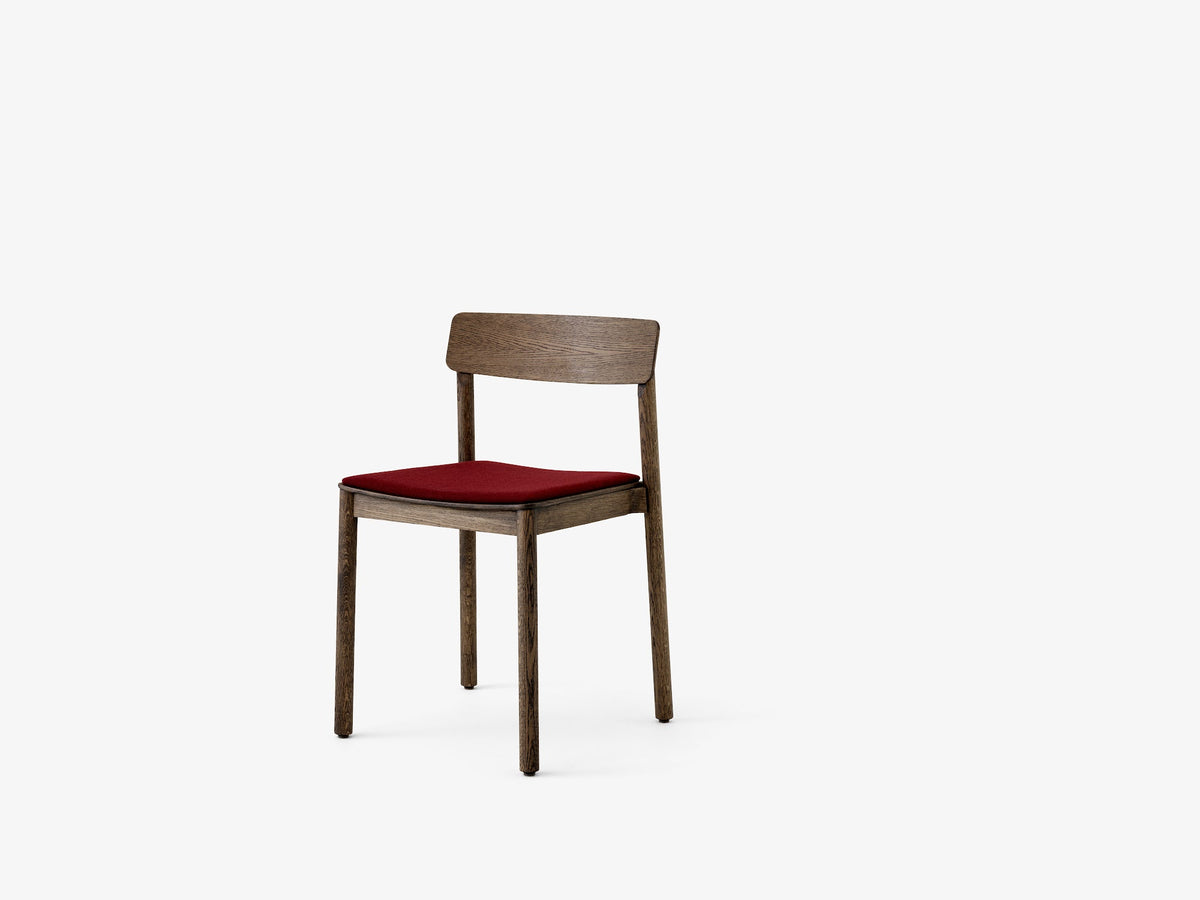 Chaise Betty TK1 de Thau &amp; Kallio - &amp;Tradition-Chêne huilé fumé-Assise garnie-Tissu groupe 1-The Woods Gallery