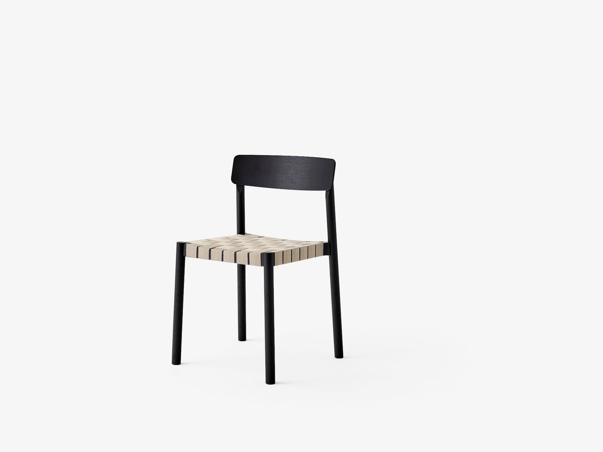 Chaise Betty TK1 de Thau &amp; Kallio - &amp;Tradition-Frêne laqué noir-Sangles de lin naturel-Sans revêtement-The Woods Gallery