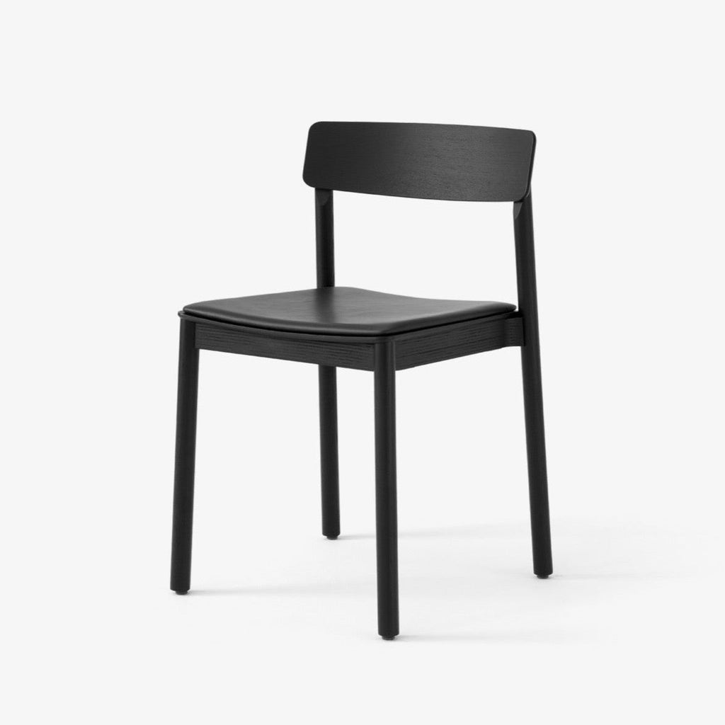 Chaise Betty TK3 de Sami Kallio, Jakob Thau - &Tradition-Chêne Cuir cognac-The Woods Gallery