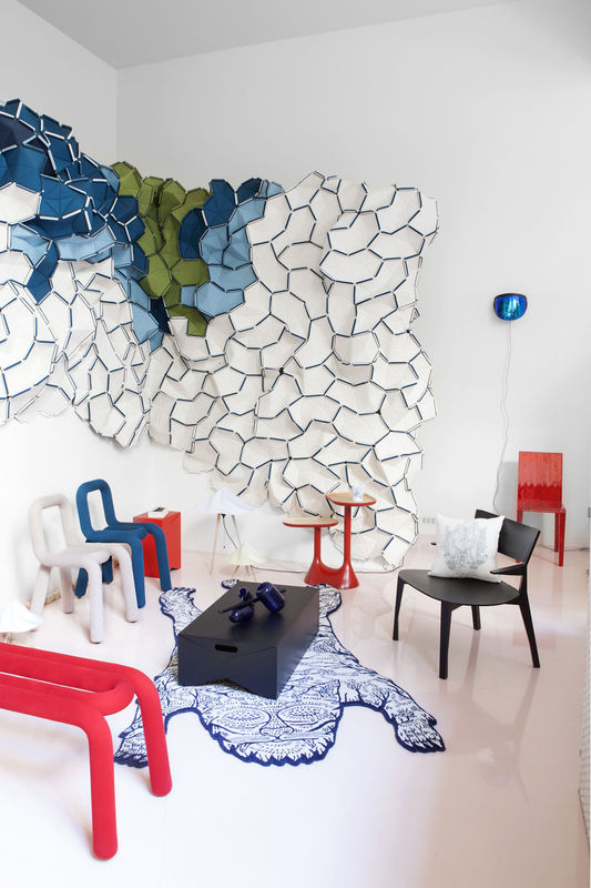 Chaise Bold de Big Game - Moustache-en situation dans un séjour, avec plusieurs chaises Bold-The Woods Gallery
