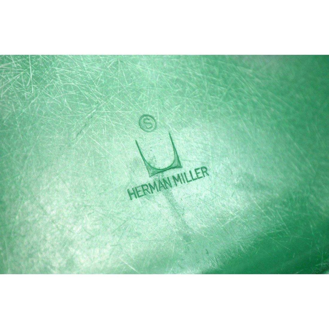 Chaise DSW Cadmium Green de Charles &amp; Ray Eames - Herman Miller - Vintage-DSW - Piètement Base Dowel Noyer-The Woods Gallery