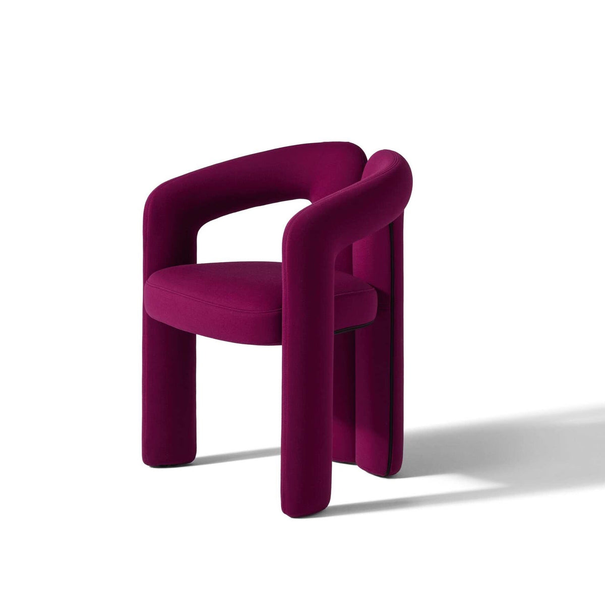 Chaise Dudet par Patricia Urquiola - Cassina-vue de trois quarts en velours prune-Cassina