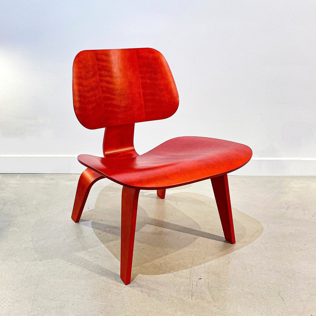 Chaise LCW en frêne teinté rouge de Charles &amp; Ray Eames - Herman Miller - Vintage-The Woods Gallery