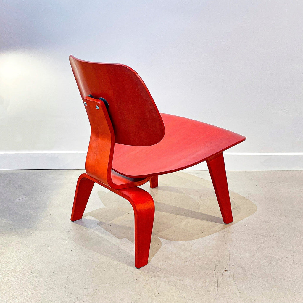 Chaise LCW en frêne teinté rouge de Charles & Ray Eames - Herman Miller - Vintage-The Woods Gallery