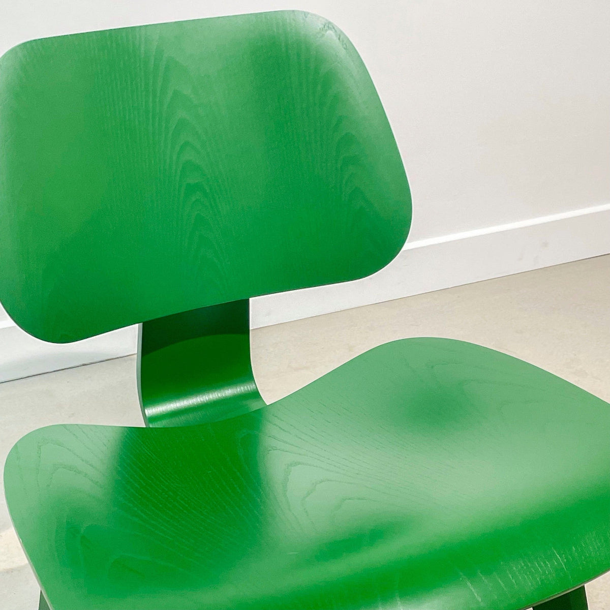 Chaise LCW verte de Charles &amp; Ray Eames - Herman Miller x Hay - 2022-The Woods Gallery
