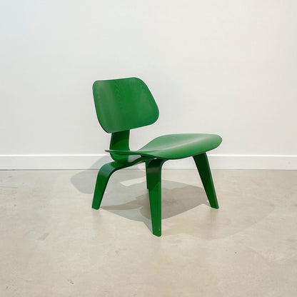 Chaise LCW verte de Charles &amp; Ray Eames - Herman Miller x Hay - 2022-The Woods Gallery