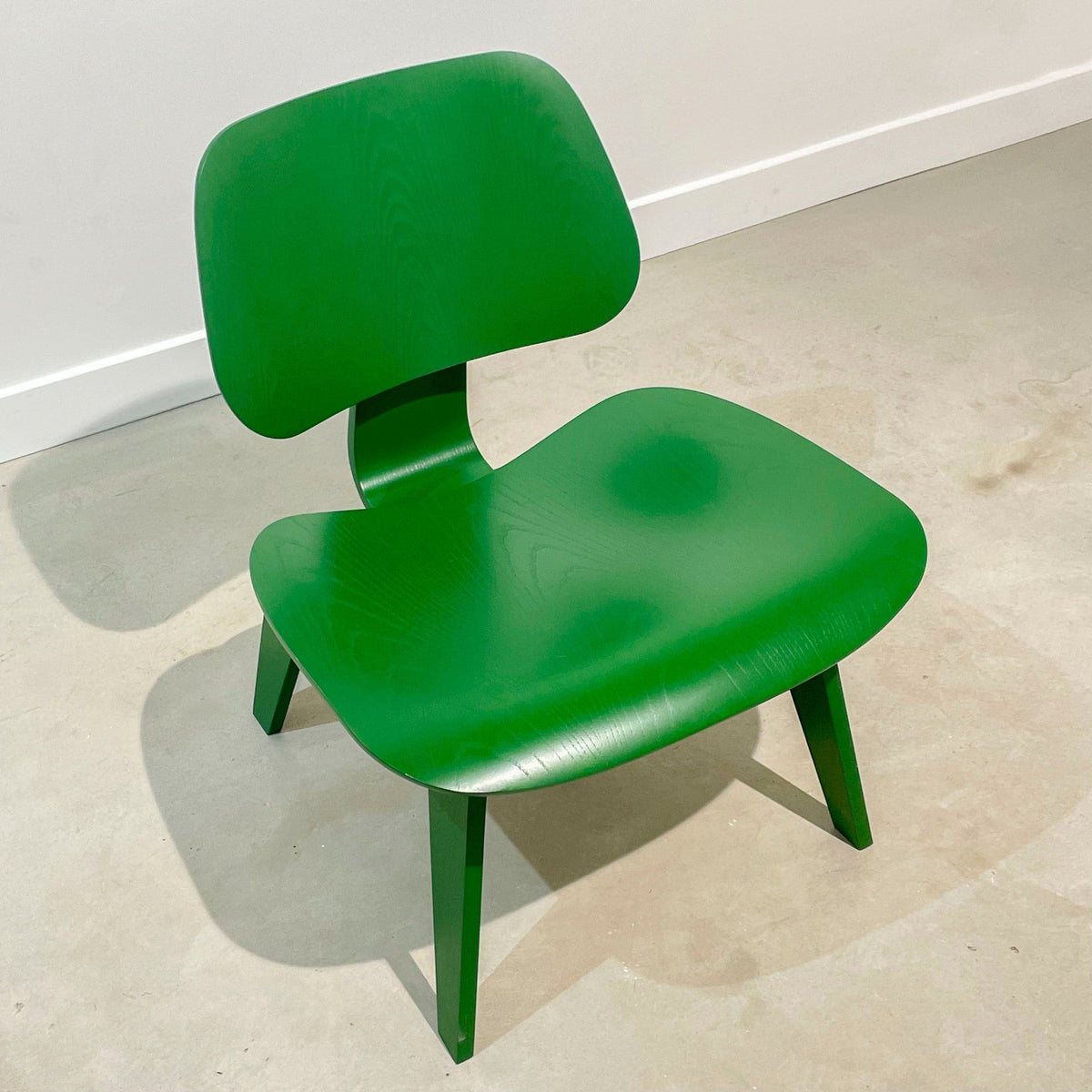 Chaise LCW verte de Charles &amp; Ray Eames - Herman Miller x Hay - 2022-The Woods Gallery