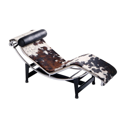 Chaise longue "4" Pony de Le Corbusier, Jeanneret, Perriand - Cassina-peau tachetée marron, noir et blanc, vue trois quarts-The Woods Gallery