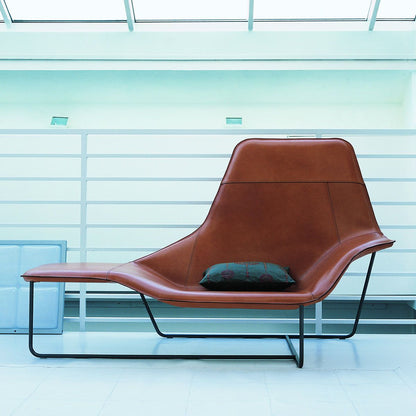 Chaise Longue Lama par Ludovica+Roberto Palomba - Zanotta-en situation devant une verrière, coussin sur l&