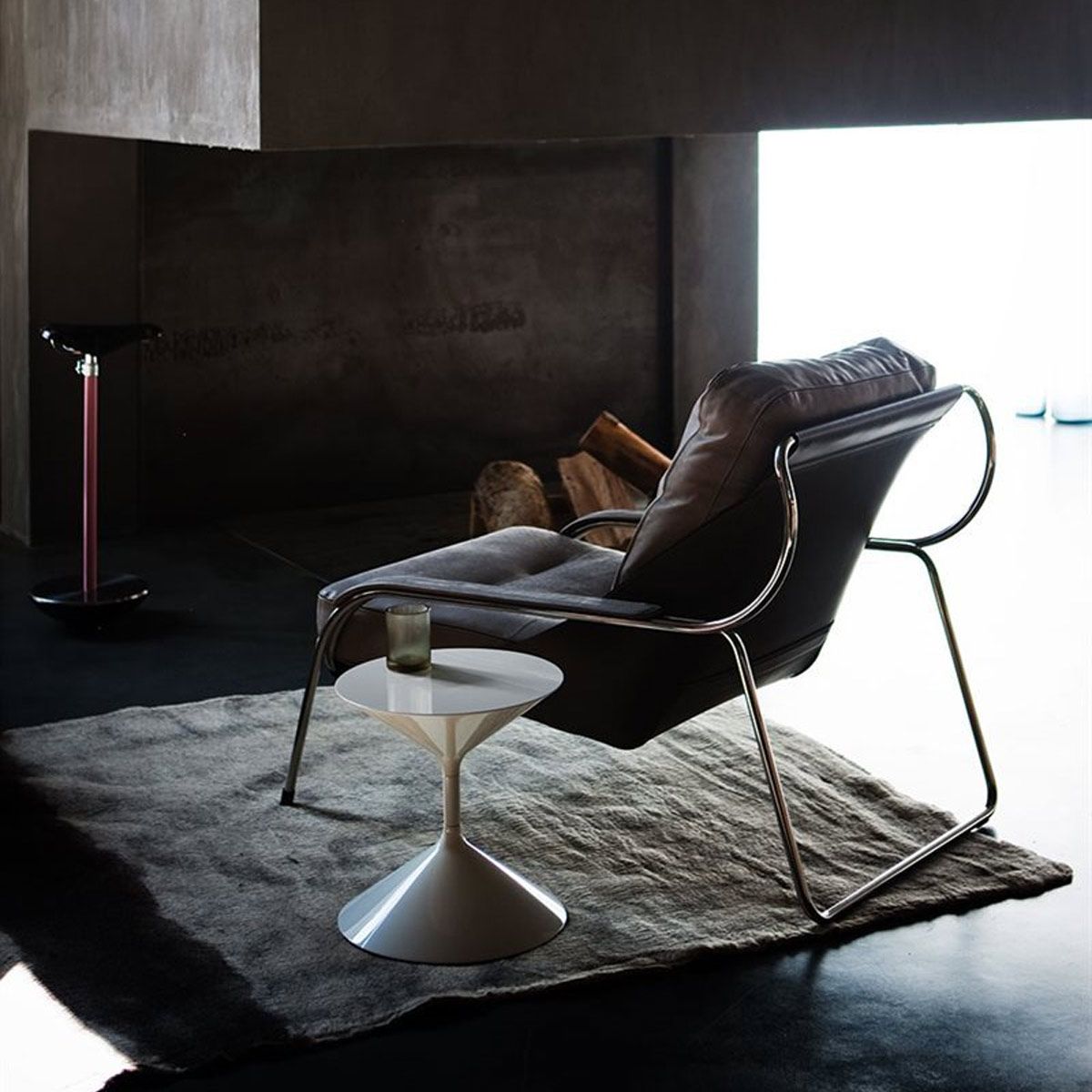 Chaise Longue Maggiolina par Marco Zanuso - Zanotta-en situation devant une cheminée, cuir brun-The Woods Gallery