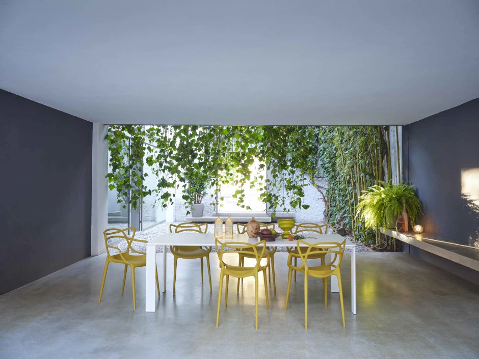 Chaise Masters de Philippe Starck & Eugeni Quitllet - Kartell-Moutarde, en situation autour d'une table-The Woods Gallery