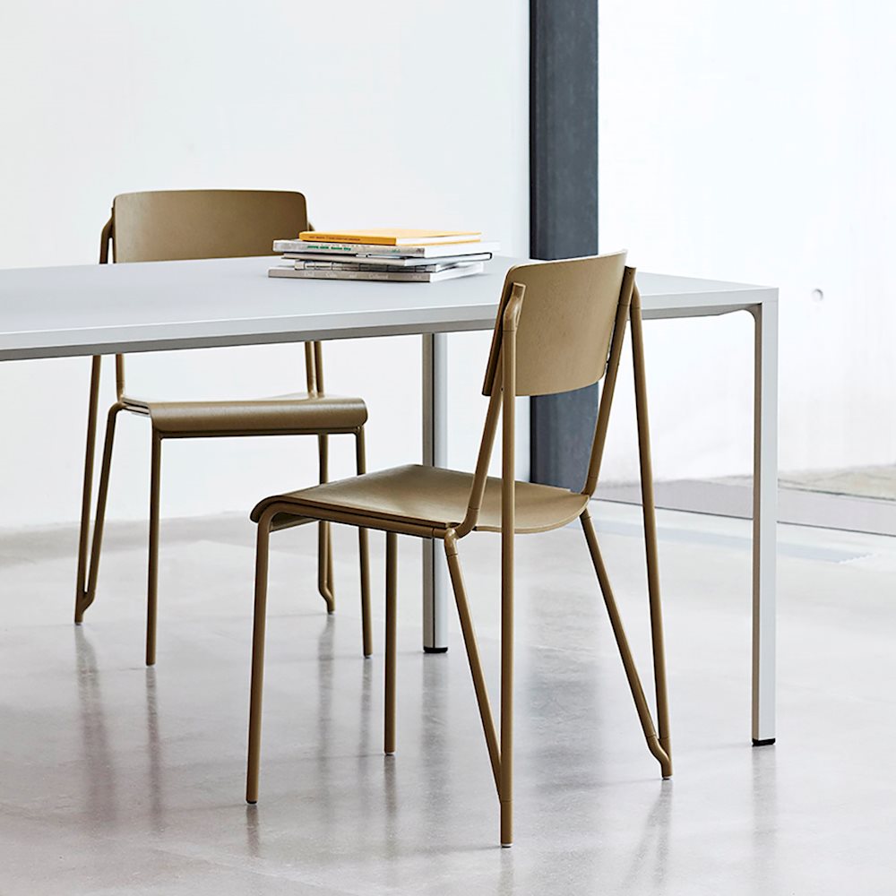 Chaise Petit Standart par Daniel Rybakken - Hay-deux exemplaires autour d&