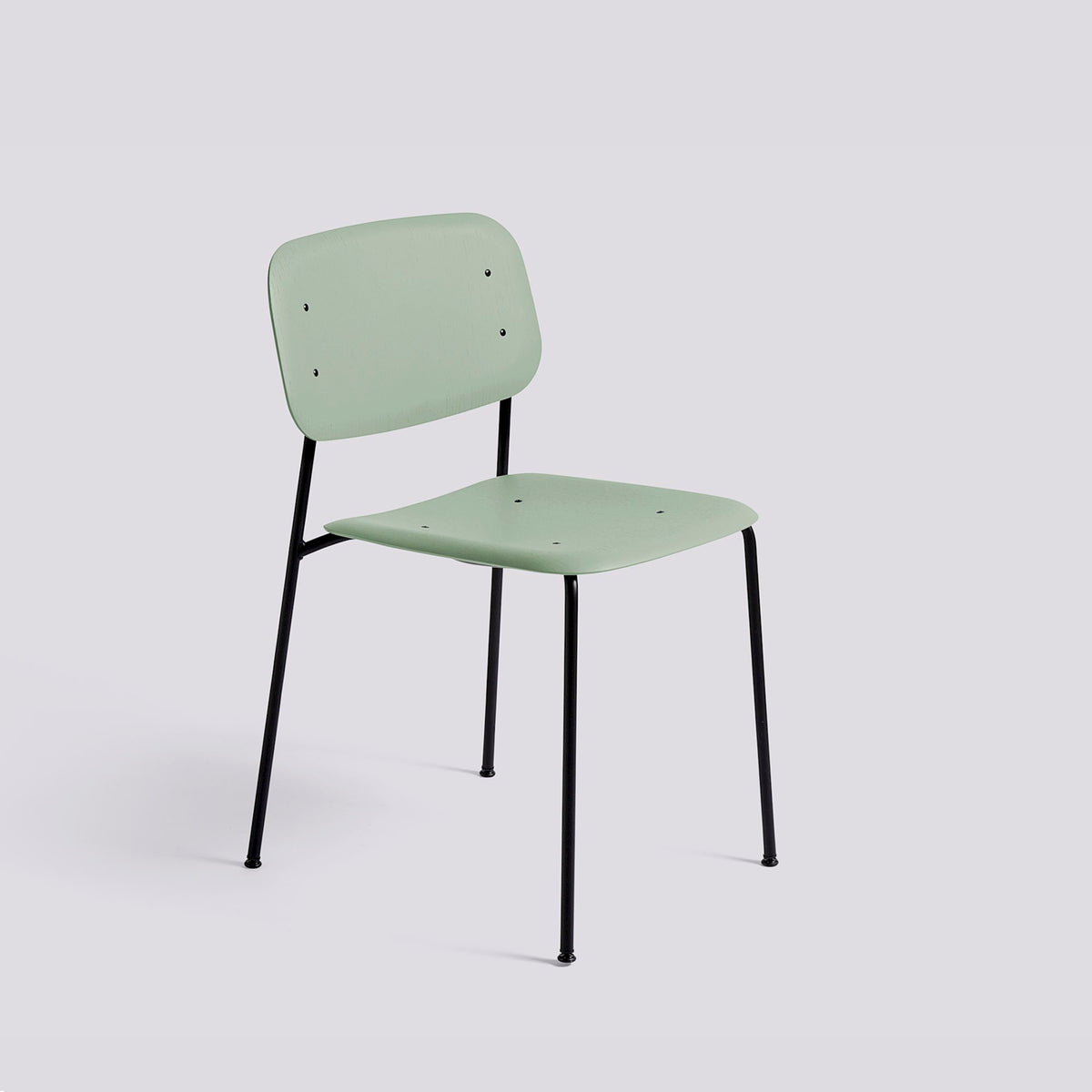 Chaise Soft Edge 40 de Iskos-Berlin - Hay-Placage de chêne laqué Dusty green, assise et dossier — Acier thermolaqué noir, piètement 4 pieds-The Woods Gallery