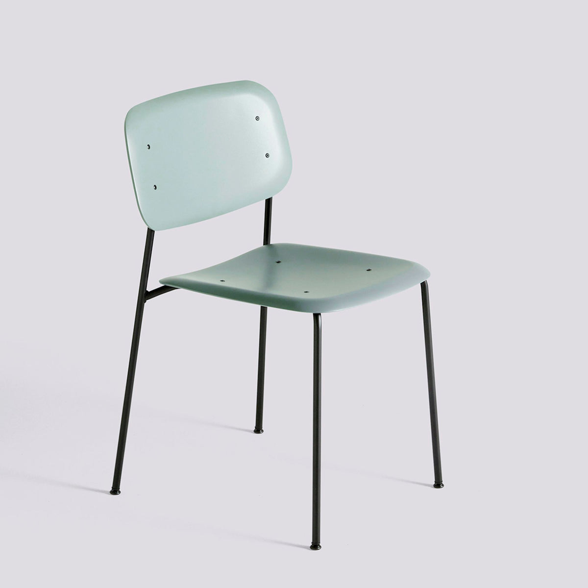 Chaise Soft Edge 45 de Iskos-Berlin - Hay-Polypropylène Dusty green, assise et dossier — Acier thermolaqué noir, piètement 4 pieds-The Woods Gallery