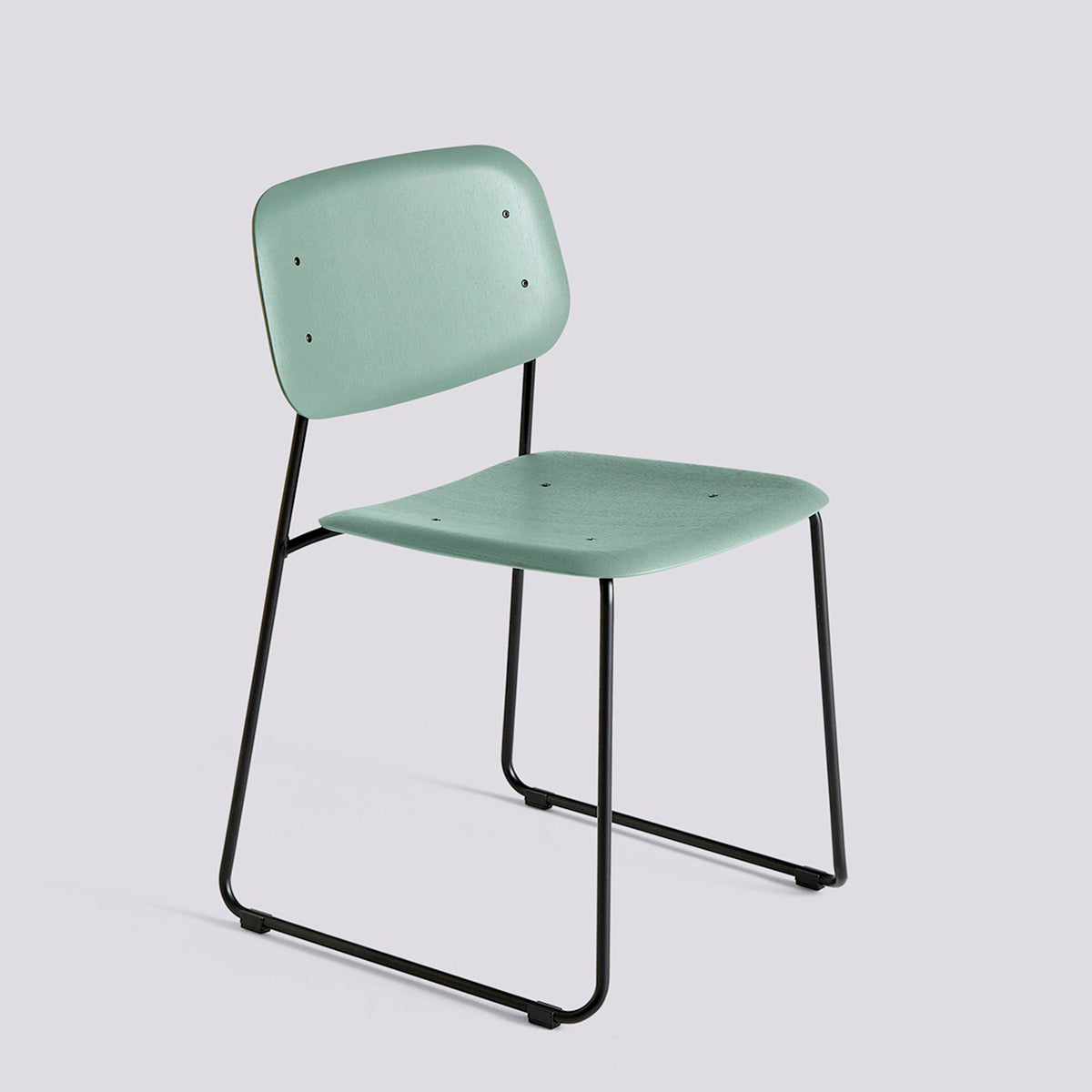 Chaise Soft Edge 50 de Iskos-Berlin - Hay-Placage de chêne laqué Dusty green, assise et dossier — Acier thermolaqué noir, piètement luge-The Woods Gallery