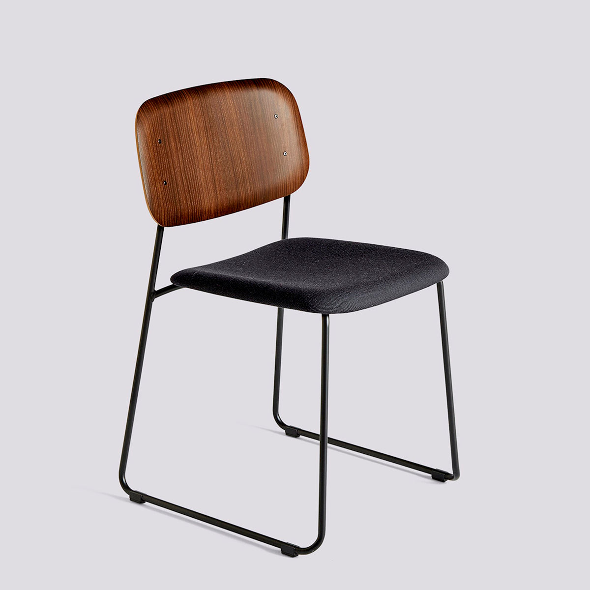 Chaise Soft Edge 50 de Iskos-Berlin - Hay-Placage de chêne laqué Smoked, assise garnie Steelcut Trio 195 — Acier thermolaqué noir, piètement luge-The Woods Gallery
