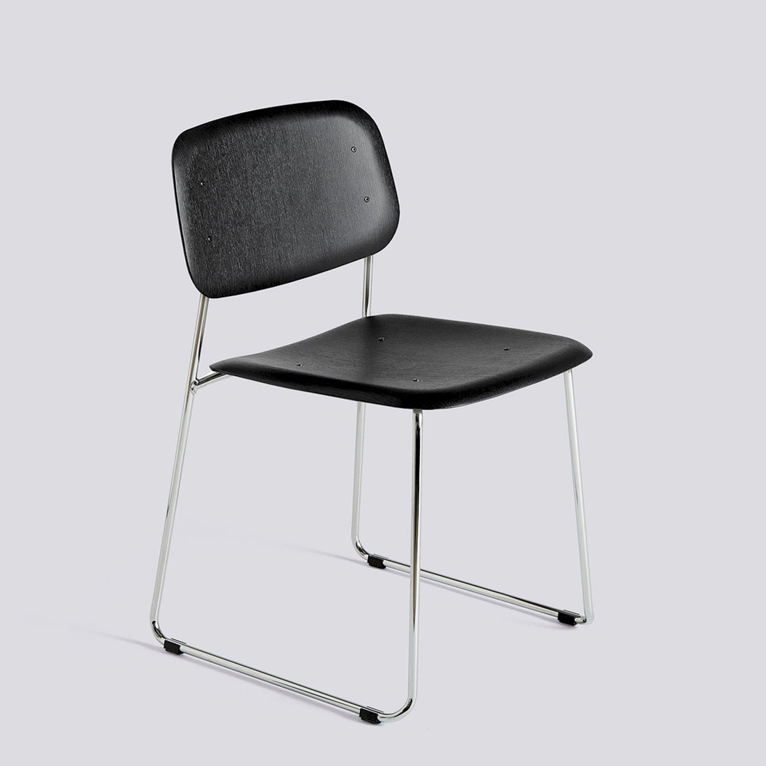 Chaise Soft Edge 50 de Iskos-Berlin - Hay-Placage de chêne laqué Soft black, assise et dossier — Acier chromé, piètement luge-The Woods Gallery