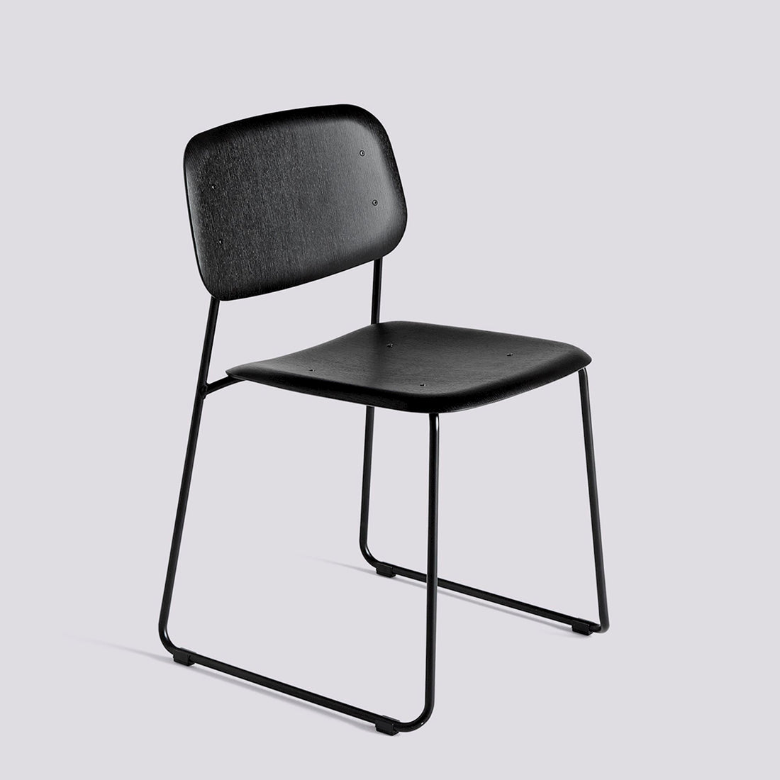 Chaise Soft Edge 50 de Iskos-Berlin - Hay-Placage de chêne laqué Soft black, assise et dossier — Acier thermolaqué noir, piètement luge-The Woods Gallery