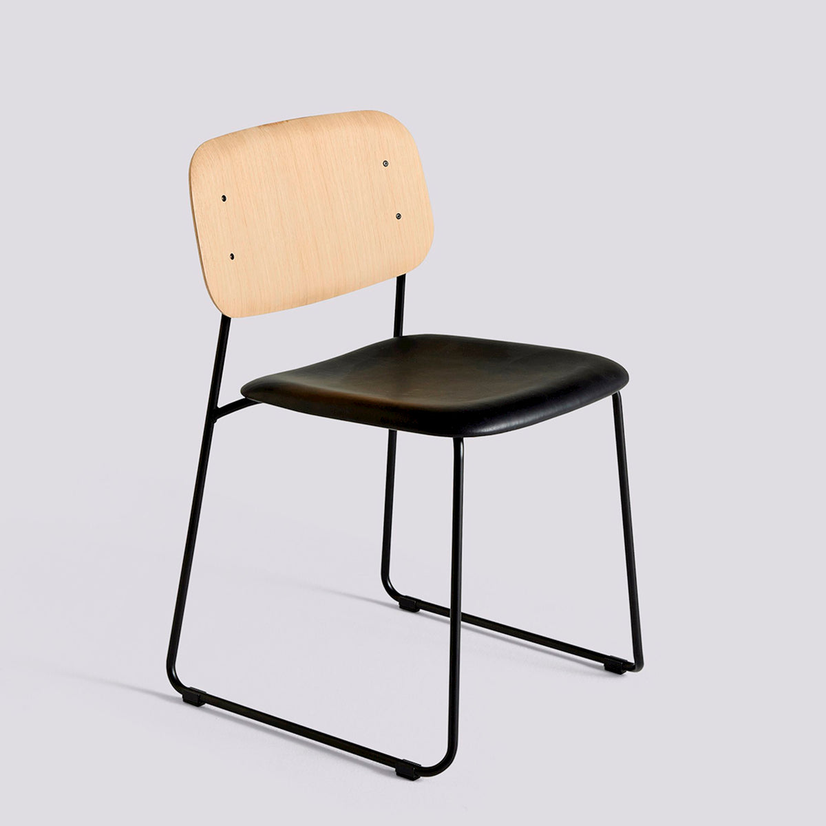 Chaise Soft Edge 50 de Iskos-Berlin - Hay-Placage de chêne laqué naturel, assise garnie Sense Black — Acier thermolaqué noir, piètement luge-The Woods Gallery