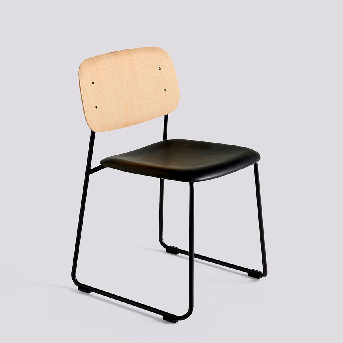 Chaise Soft Edge 50 de Iskos-Berlin - Hay-Placage de chêne laqué naturel, assise garnie Sense Black — Acier thermolaqué noir, piètement luge, avec liaison-The Woods Gallery