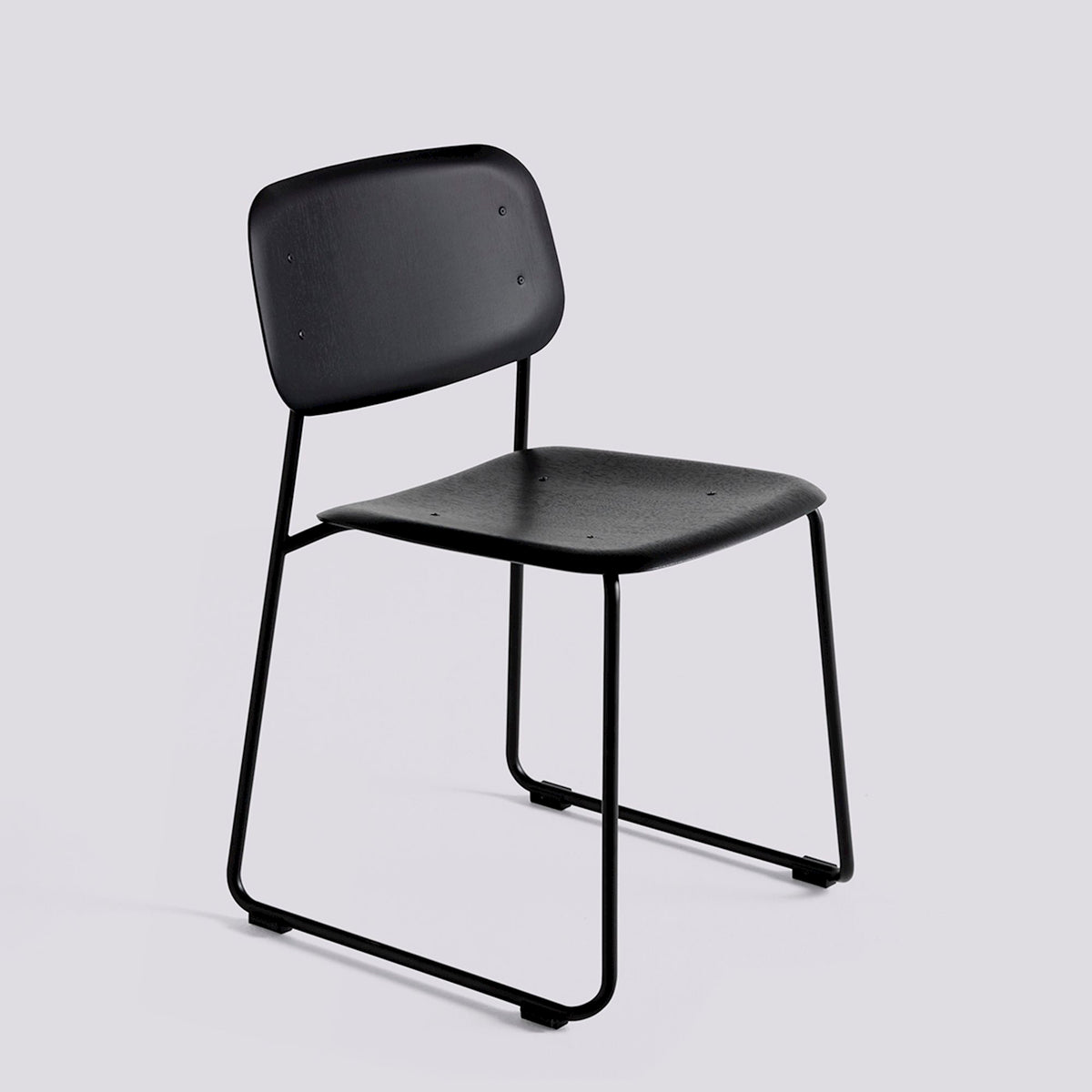 Chaise Soft Edge 50 de Iskos-Berlin - Hay-Placage de chêne laqué noir, assise et dossier — Acier thermolaqué noir, piètement luge, avec liaison-The Woods Gallery