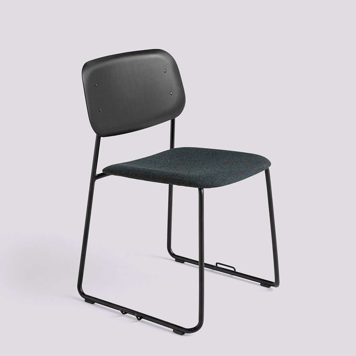 Chaise Soft Edge 52 de Iskos-Berlin - Hay-Placage de chêne laqué noir, assise garnie Remix 973 — Acier thermolaqué noir, piètement luge, avec liaison-The Woods Gallery
