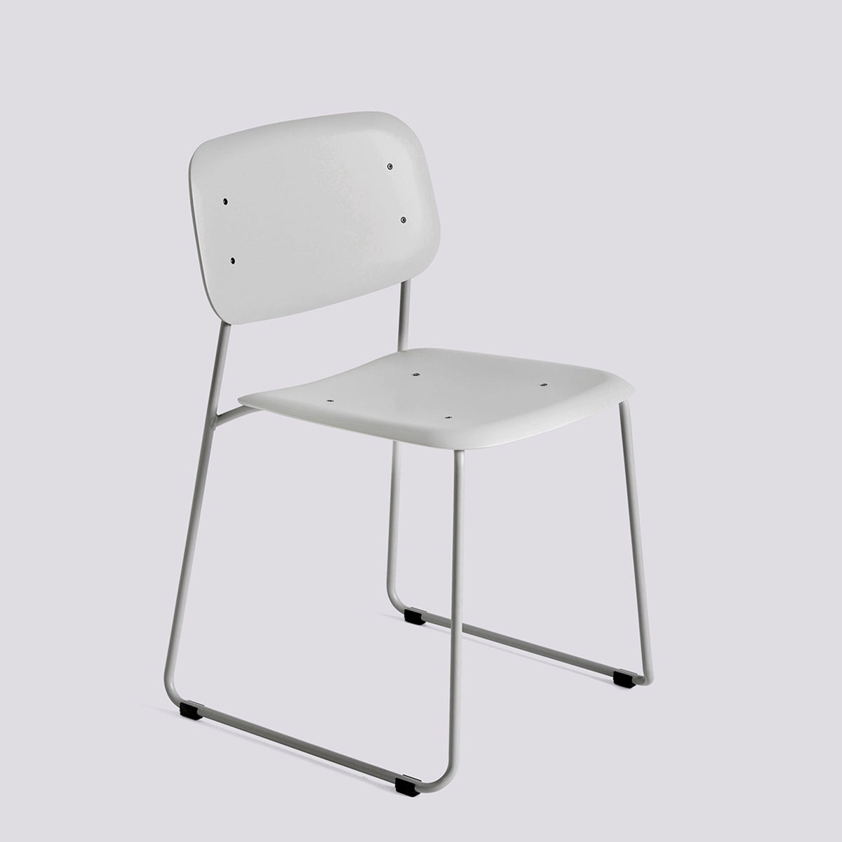 Chaise Soft Edge 55 de Iskos-Berlin - Hay-Polypropylène Soft grey, assise et dossier — Acier thermolaqué Soft grey, piètement luge-The Woods Gallery