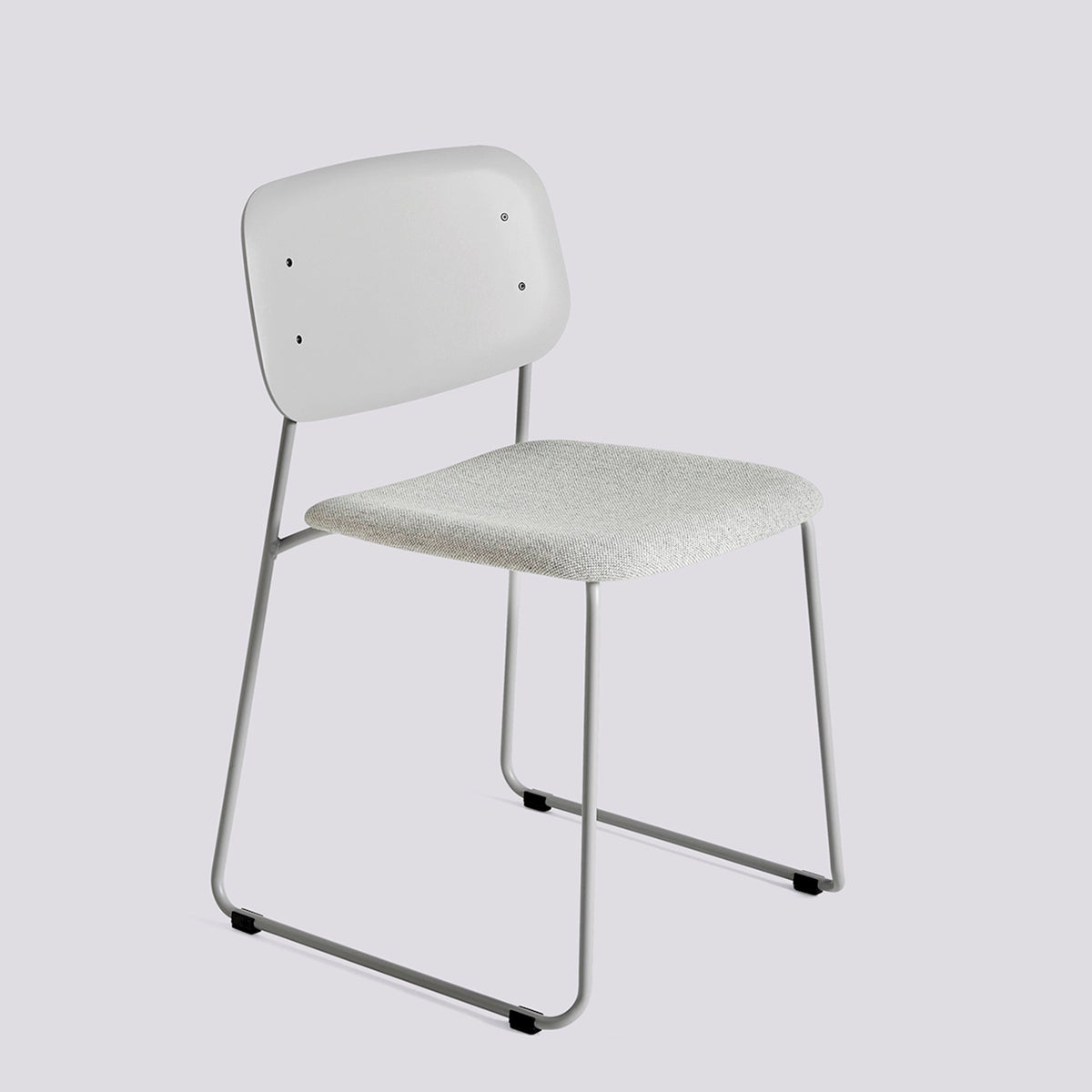Chaise Soft Edge 55 de Iskos-Berlin - Hay-Polypropylène Soft grey, assise garnie Hallingdal 116 — Acier thermolaqué Soft grey, piètement luge-The Woods Gallery