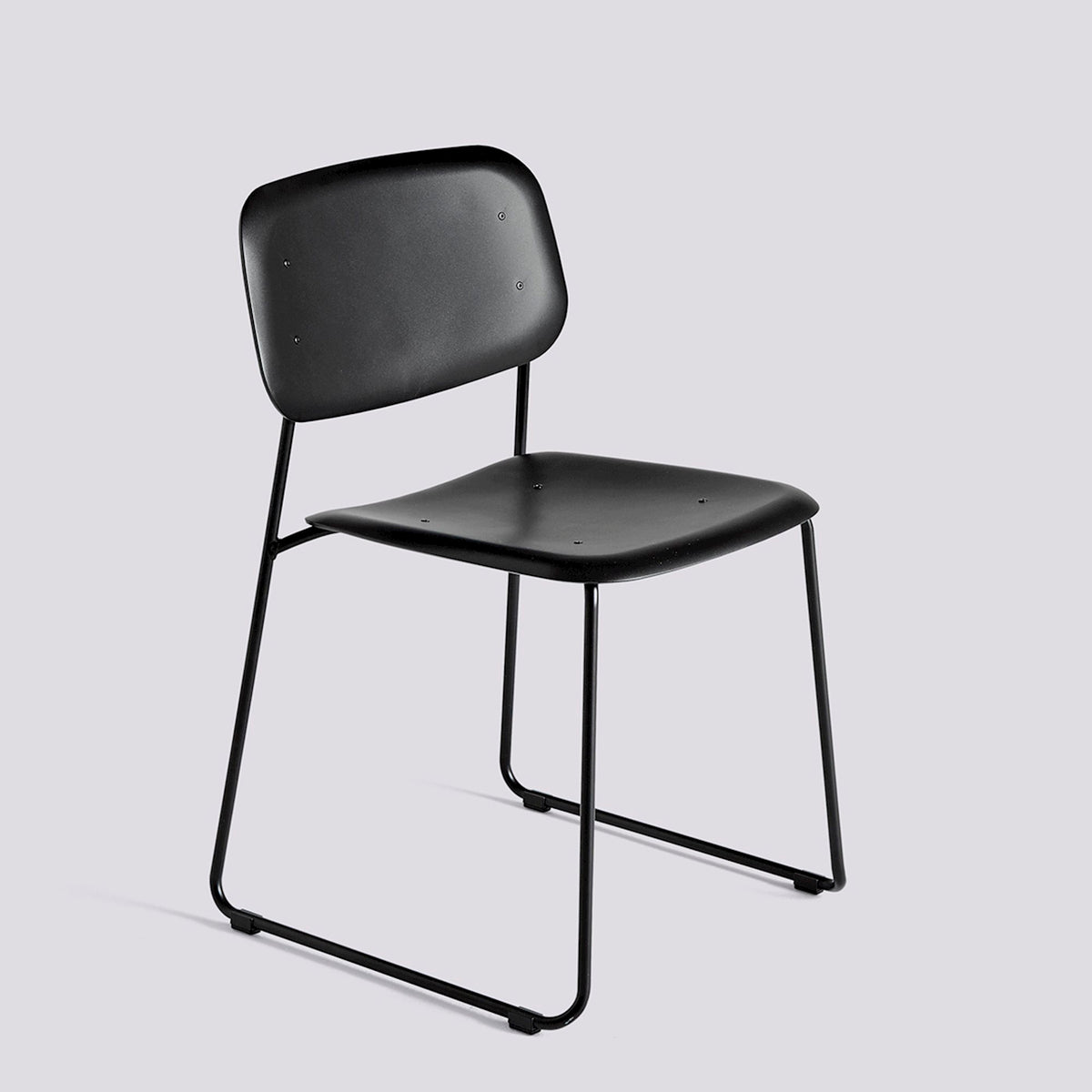 Chaise Soft Edge 55 de Iskos-Berlin - Hay-Polypropylène noir, assise et dossier — Acier thermolaqué noir, piètement luge-The Woods Gallery