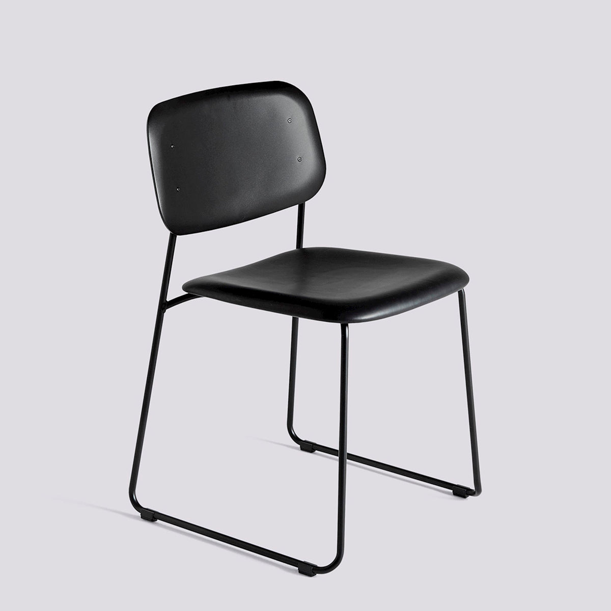 Chaise Soft Edge 55 de Iskos-Berlin - Hay-Polypropylène noir, assise garnie Sense Black — Acier thermolaqué noir, piètement luge-The Woods Gallery