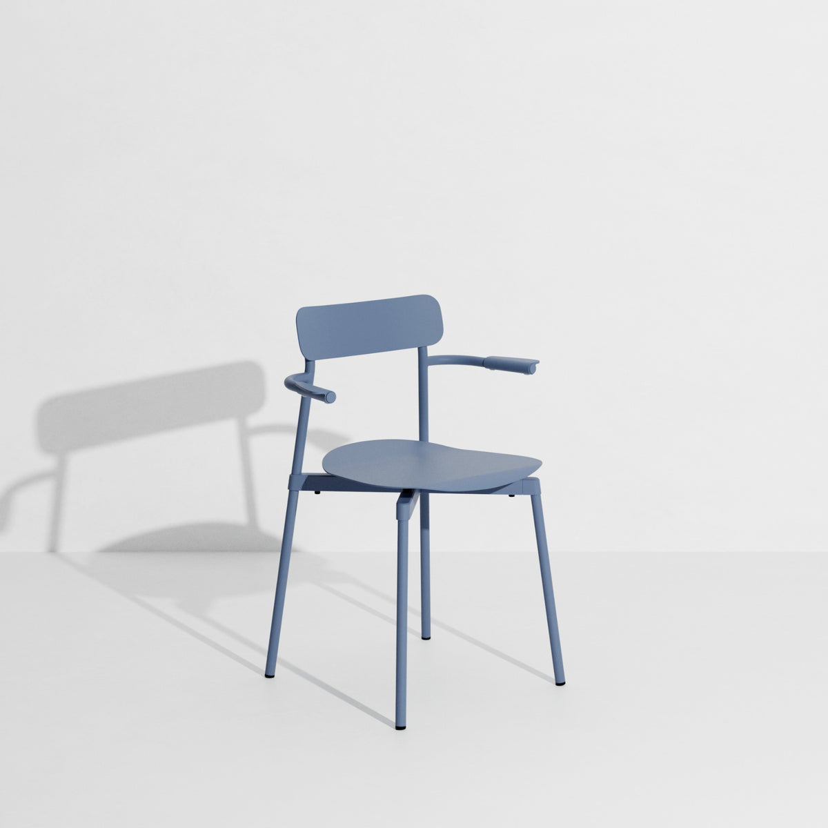 Chaise avec accoudoirs Fromme de Tom Chung - Petite Friture-Bleu Pigeon-The Woods Gallery